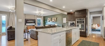 Pickleball Palace! Courts & Games & Hot Tub & BBQ!