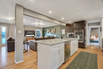 Pickleball Palace! 3 Courts | Game Room | Hot Tub