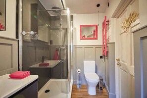 Douche, serviettes fournies, savon, papier toilette