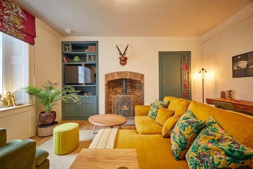 The Jungle Nook: Romantic Hideaway with Log Burner