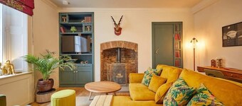 The Jungle Nook: Romantic Hideaway with Log Burner