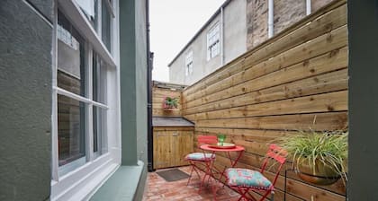 The Jungle Nook: Romantic Haven, with a Log Burner