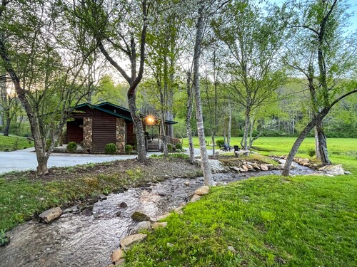 Secluded Creekfront Cabin Mountain Views.• Easy Access for Cars/Cycles•Near TOTD