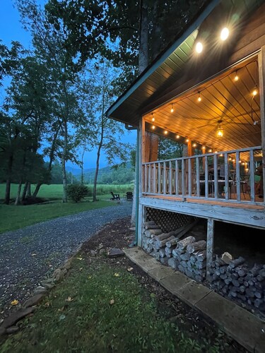 Secluded Creekfront Cabin Mountain Views.• Easy Access for Cars/Cycles•Near TOTD