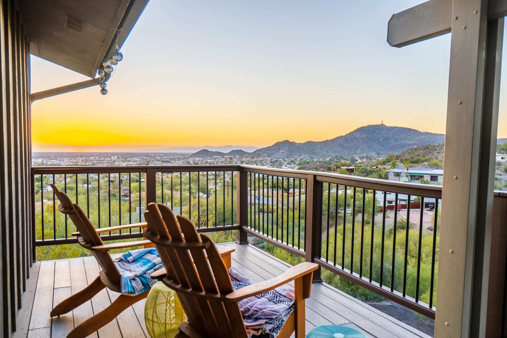 Private Mountain Hideaway Sleeps 6 with view!