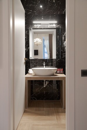 Deluxe Double Room | Bathroom | Shower, rainfall showerhead, hair dryer, bathrobes - Residenza di Fedralia (Nafplio)