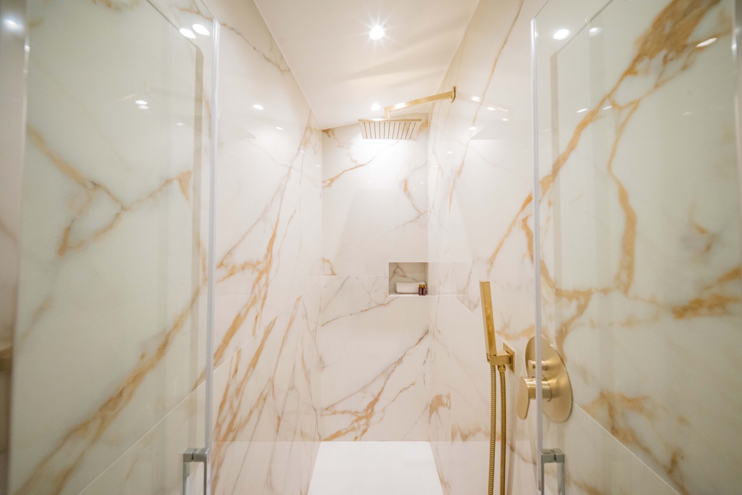 Dusche, Haartrockner, Bidet
