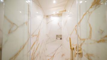 Dusche, Haartrockner, Bidet