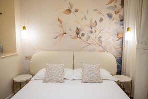 1 quarto, escrivaninha, ferros/tábuas de passar roupa, roupa de cama