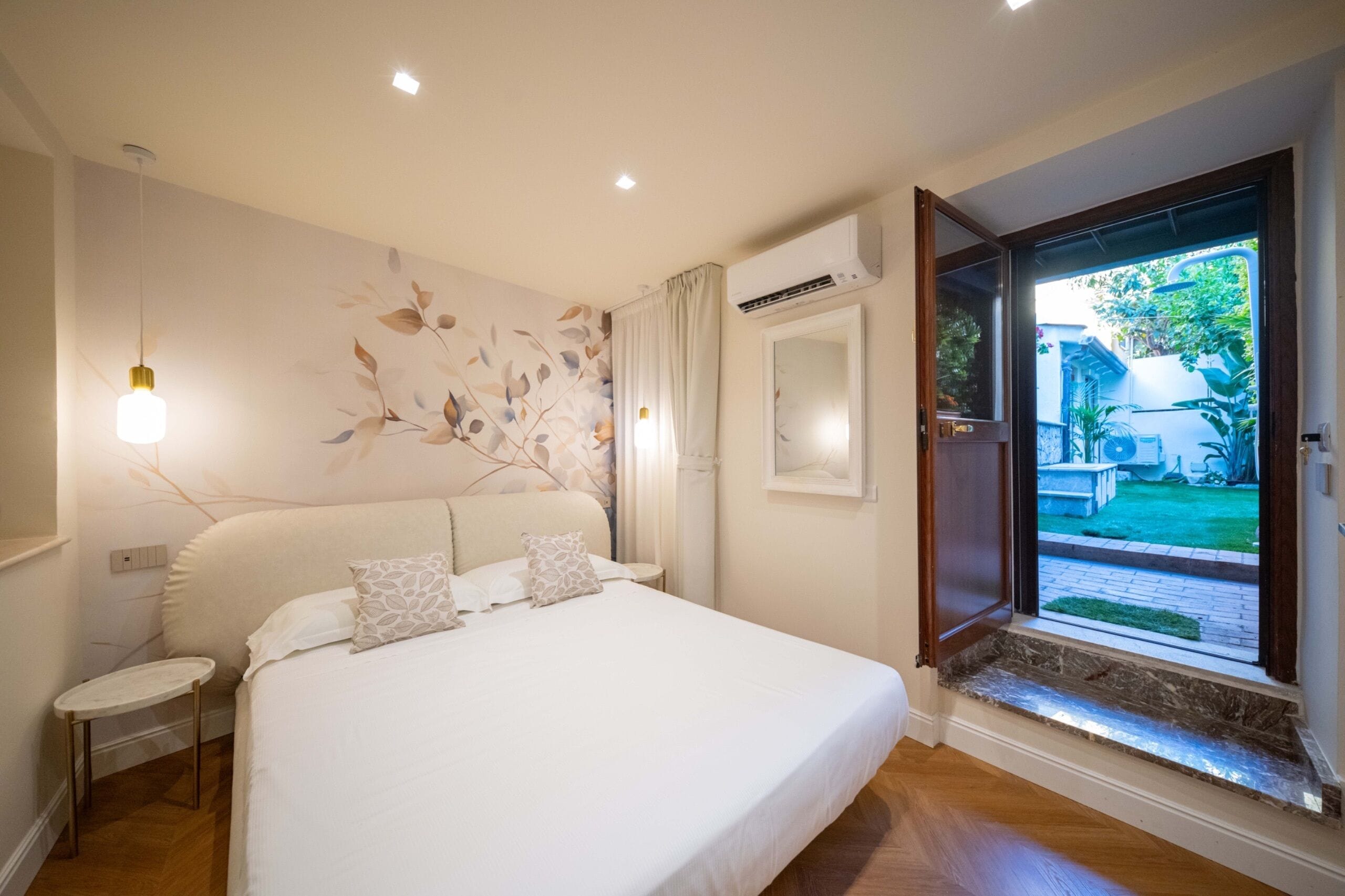 1 habitación, escritorio, tabla de planchar con plancha y ropa de cama 