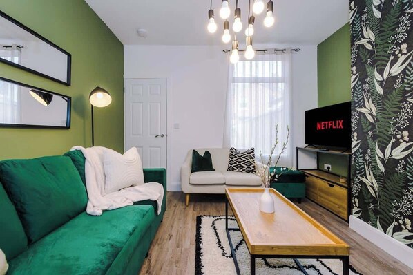 TV - Stylish and Comfy 4 Bedroom Home in Chester (Chester)