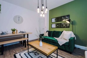 TV - Stylish and Comfy 4 Bedroom Home in Chester (Chester)