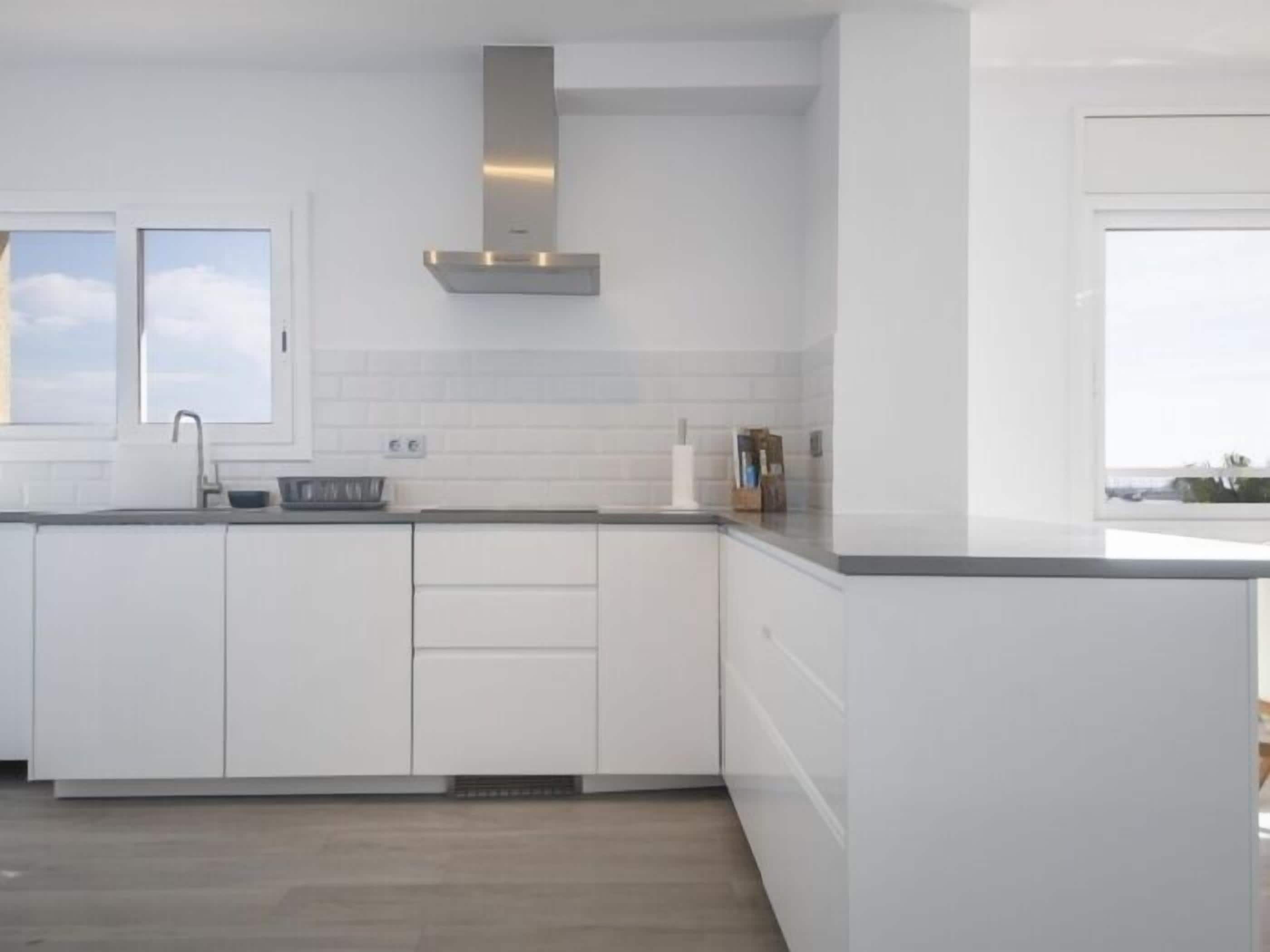 Een koelkast, een microgolfoven, een oven, een vaatwasser