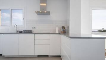 Een koelkast, een microgolfoven, een oven, een vaatwasser