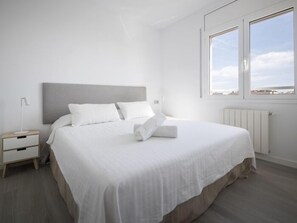 3 bedrooms, iron/ironing board, internet, bed sheets