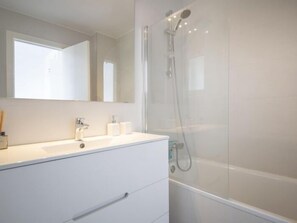 Baignoire, sèche-cheveux, serviettes fournies