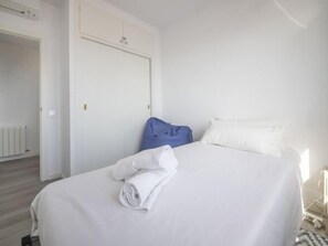 3 bedrooms, iron/ironing board, Internet, bed sheets