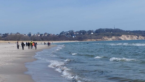 A beach with people walking along the shore. - Close to the beach and with sea views, apartment in a quiet, central location (Göhren)