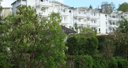 Close to the beach and with sea views, comfort. Apartment in a quiet, central location