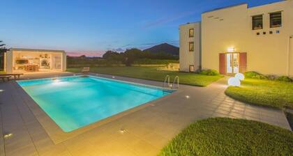 Beautiful 4-bed House With Private Pool in Naxos