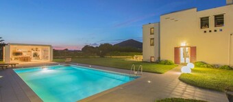 Beautiful 4-bed House With Private Pool in Naxos