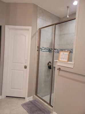 Douche, sèche-cheveux, serviettes fournies, savon