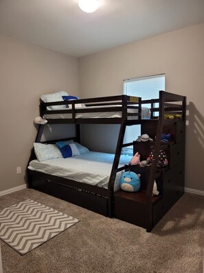 3 Schlafzimmer, Schreibtisch, Bügeleisen/Bügelbrett, kostenloses WLAN