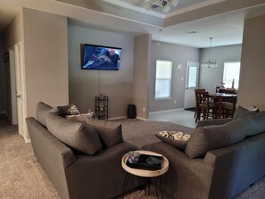 Smart TV - Beautiful 3 Bed 2.5 bath home with long drive way (Texas City)