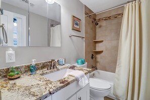 Bañera con ducha, secador de pelo, toallas
