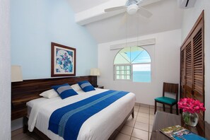 Family Condo, 1 Bedroom, 1 Bathroom, Ocean View, Balcony | Caja de seguridad en la habitación y tabla de planchar con plancha 