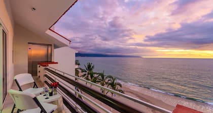 WIVC Casa de la Playa Condo - Literally on the Beach with Swimming Pool & Jacuzzi