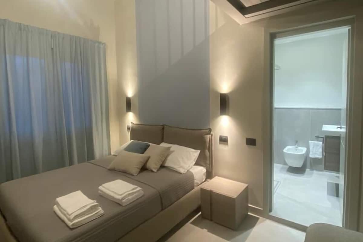 Camera con letto matrimoniale o 2 letti singoli | 1 camera, una scrivania, ferro/asse da stiro