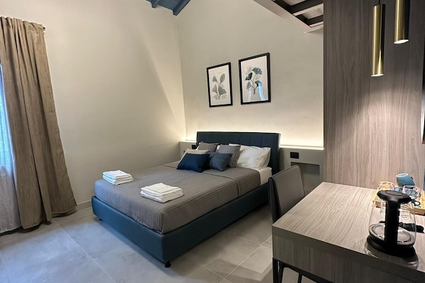 Habitación | 1 habitación, escritorio y tabla de planchar con plancha