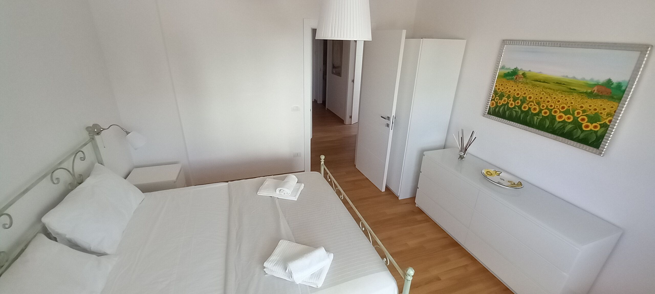 3 chambres, bureau, fer et planche à repasser, lit de bébé portatif