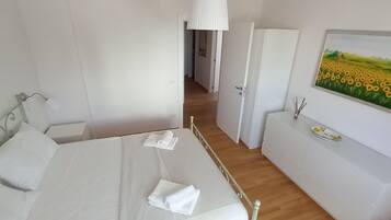 3 chambres, bureau, fer et planche à repasser, lit de bébé portatif