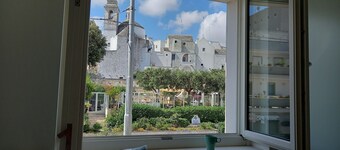 Central Apartment with three bedrooms and parking