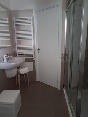 Shower, hair dryer, bidet, towels - Central Apartment with three bedrooms and parking (Locorotondo)