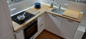 Jääkaappi, mikroaaltouuni, uuni, liesi