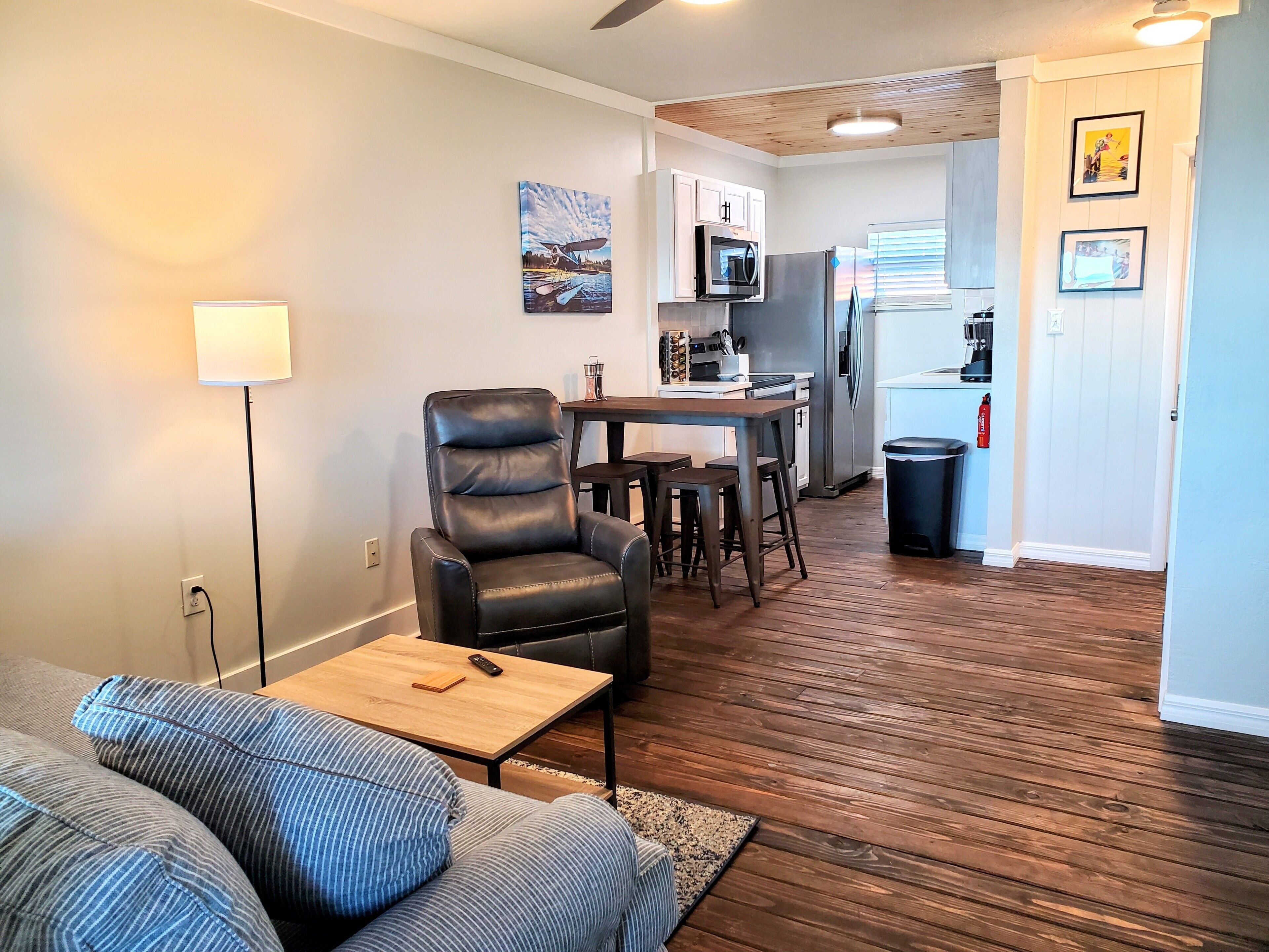 Una Smart TV, una chimenea, un reproductor estéreo