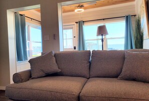 Smart TV, fireplace, stereo