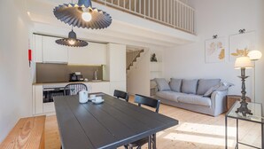 A modern interior with a dining area, kitchen, staircase, and living room. - Porto Vitoria 5 in Oporto (Porto)
