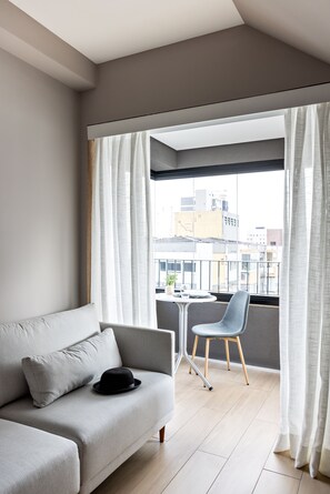 Dúplex tradicional, 1 cama doble | Sala de estar | Smart TV de 40 pulgadas con canales digitales, una televisión