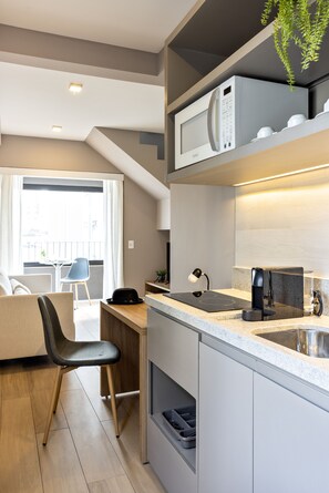 Dúplex tradicional, 1 cama doble | Cocina privada | Frigorífico, microondas, placa de cocina y utensilios de cocina