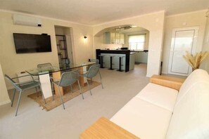 TV - Ocean View Apartment with Swimming pool at São Rafael Beach - Albufeira (Albufeira)