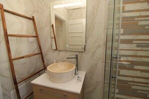 Douche, sèche-cheveux, serviettes fournies, savon