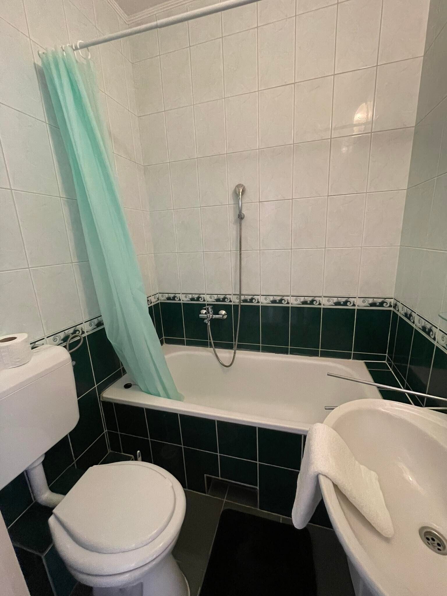 Une salle de bain avec une baignoire, des toilettes et un lavabo.