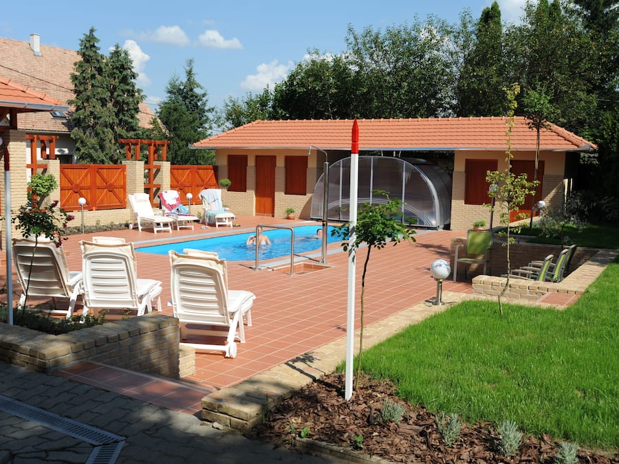 Una piscina al aire libre de temporada