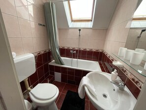 Apartamento clássico | Banheiro | Banheira, secador de cabelo (mediante solicitação), toalhas de banho 