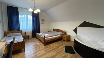 Premium Apartment | Desk, free WiFi, bed sheets