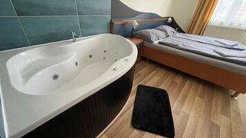 Romantic Apartment | Private spa tub